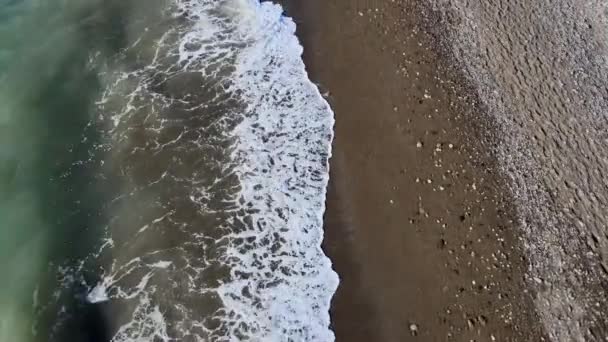 Vista Aérea Las Olas Golpeando Playa Tranquila Luminosa Junto Mar — Vídeos de Stock