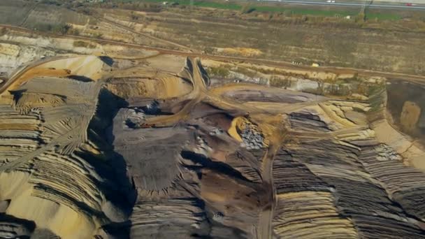 ドイツのガルツヴァイラー近くの褐炭露天掘り鉱山での鉱山機械 空中展望 — ストック動画