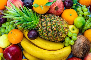 Sağlıklı çiğ meyve çeşitleri. Çeşitli Meyvelerle Kompozisyon