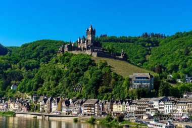  İmparatorluk Şatosu 'yla birlikte Cochem Kasabası. Tarihi Avrupa Şatosu