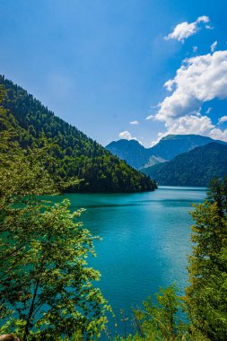 arka planda dağlar ile güzel göl 