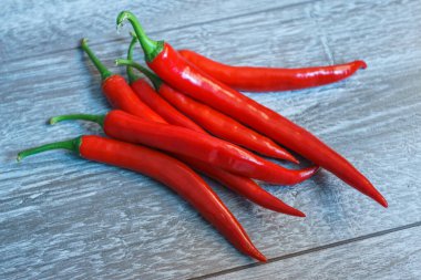  ahşap masa üzerinde kırmızı sıcak biber biber 