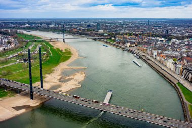 Kuzey Ren-Vestfalya Almanya Dusseldorf şehrin havadan görünümü