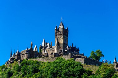  İmparatorluk Şatosu 'yla birlikte Cochem Kasabası. Tarihi Avrupa Şatosu