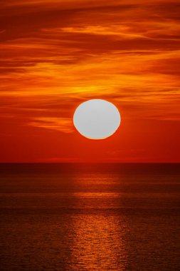  Okyanusun üzerinde fantastik gün batımı. Güneş denizin üzerinde batıyor. Dramatik Günbatımı Gökyüzü