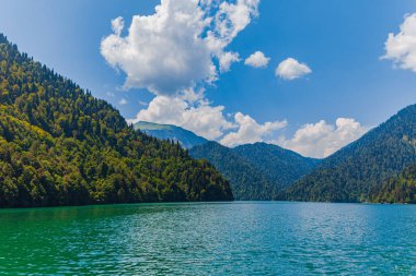 arka planda dağlar ile güzel göl 