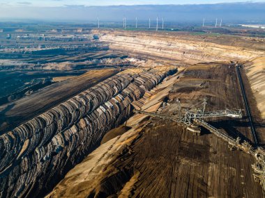 Almanya, Garzweiler yakınlarında kahverengi bir kömür ocağında maden malzemeleri. Hava Görünümü