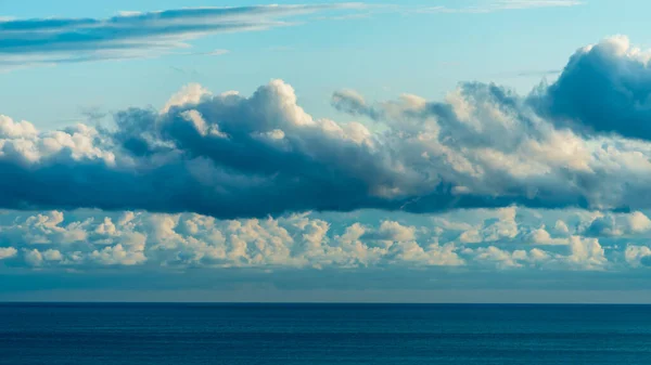 Панорамний Вид Яскраво Синє Море Блакитне Небо Пухнастими Білими Хмарами — стокове фото