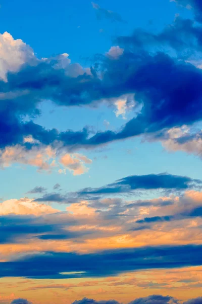 Pembe Bulutlu Güzel Bir Akşam Gökyüzü Denizin Üzerinde Gün Batımı — Stok fotoğraf