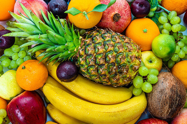 Ассортимент сырых фруктов. Композиция с разнообразием фруктов