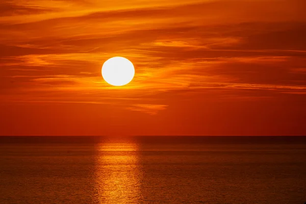 Fantástico Atardecer Sobre Océano Sol Pone Sobre Mar Cielo Dramático — Foto de Stock