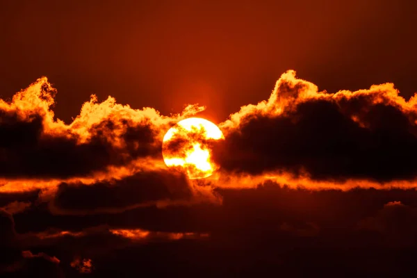 美丽的橙色天空 夕阳西下有云彩 — 图库照片