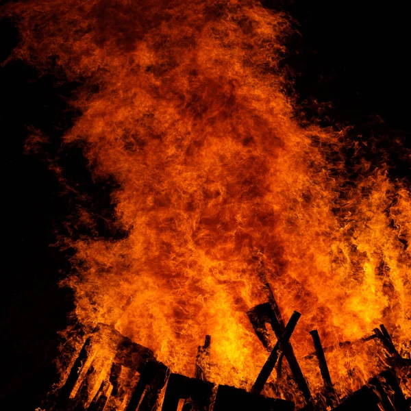 暗い背景に大きな火災 夜の巨大なたき火 — ストック写真