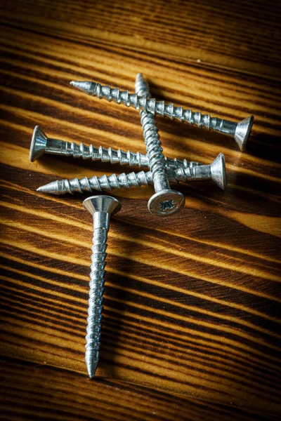 Cerradura Una Fila Tornillos Colocados Sobre Una Mesa Madera — Foto de Stock