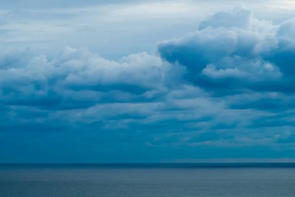 Vista Panorâmica Mar Azul Brilhante Céu Azul Com Nuvens Brancas — Fotografia de Stock
