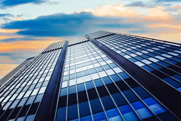 高層ビル ビジネス 企業のコンセプトの空の景色 — ストック写真