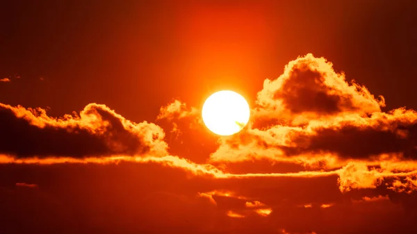 Beau Ciel Orange Coloré Avec Des Nuages Coucher Soleil — Photo