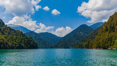 Abhazya 'daki dağlarda Ritsa Gölü. 