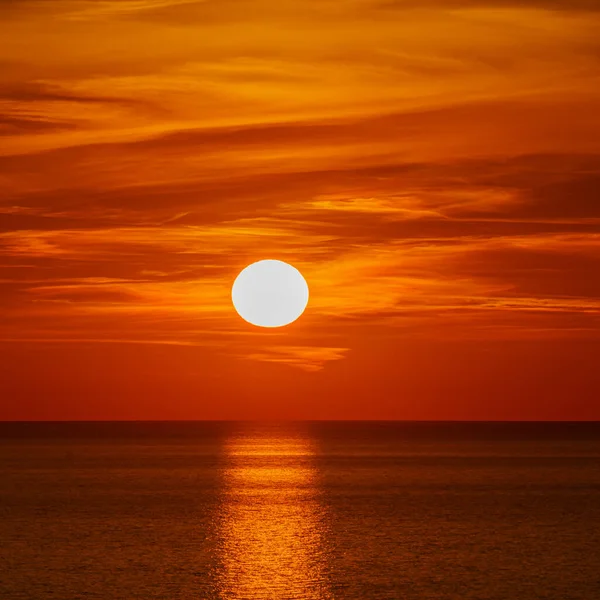 Fantastische Zonsondergang Boven Oceaan Zon Gaat Onder Boven Zee Dramatische — Stockfoto