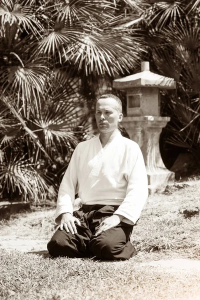 Jeune Homme Sérieux Maître Aikido Costume Traditionnel — Photo