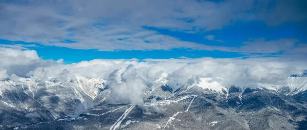 白い雪と青い空の山 — ストック写真