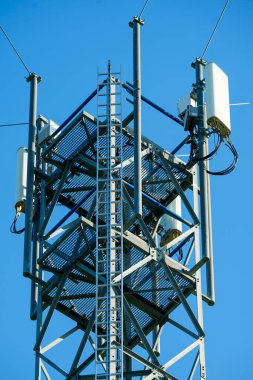 Telekomünikasyon beton kulesi ve antenler. LTE, GSM, 2G, 3G, 4G, 5G hücresel iletişim kulesi