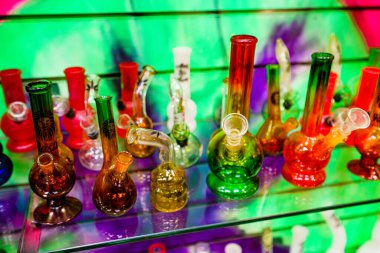 Amsterdam, Hollanda - 16 Kasım 2021: Esrar tüttürme ekipmanları dükkanda satılıyor. Bazı ülkelerde eğlence amaçlı esrar kullanımına izin veriliyor ama bazılarında verilmiyor