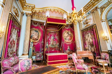PARIS, FRANCE - 15 Şubat 2018: 3. Louvre dünyanın en büyük müzesi ve Paris, Fransa 'da tarihi bir anıttır..