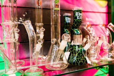 Amsterdam, Hollanda - 16 Kasım 2021: Esrar tüttürme ekipmanları dükkanda satılıyor. Bazı ülkelerde eğlence amaçlı esrar kullanımına izin veriliyor ama bazılarında verilmiyor