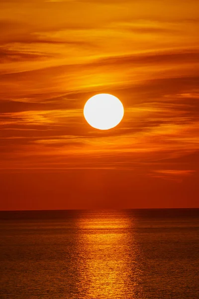 Fantástico Pôr Sol Sobre Oceano Sol Põe Sobre Mar Céu — Fotografia de Stock