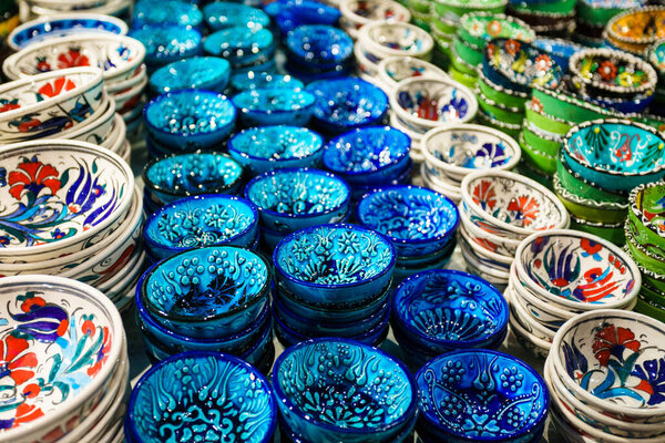 Классическая и традиционная турецкая красочная керамика на Стамбульском Большом базаре. Истамбул, Турция
