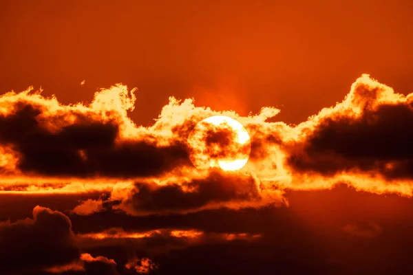 美丽的橙色天空 夕阳西下有云彩 — 图库照片