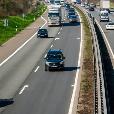 DÜKSELDORF, ALMANY - 22 Mart 2019: otoyolda trafik. Arabalı ve kamyonlu trafik