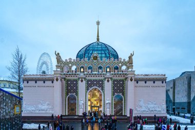 Moskova, Rusya - 07 Ocak 2022, VDNKh Noel için dekore edilmiştir. Karanlıkta parlayan ışıklar.