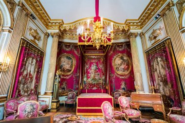 PARIS, FRANCE - 15 Şubat 2018: Louvre 'un içi, dünyanın en büyük sanat müzesi ve Fransa' nın Paris kentindeki tarihi bir anıt
