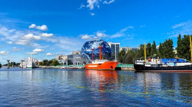 KALININGRAD, Rusya. 28 Ağustos 2020: Dünya Okyanusu Müzesi 'nin sahile sergilendiği Pregolya Nehri 