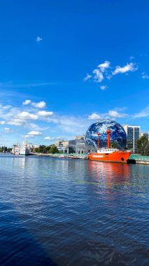 KALININGRAD, Rusya. 28 Ağustos 2020: Dünya Okyanusu Müzesi 'nin sahile sergilendiği Pregolya Nehri 