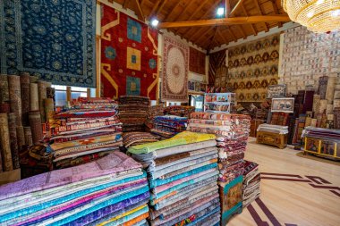 Mağazada büyük oryantal halılar var. Renkli halı pazarı. Türkiye 