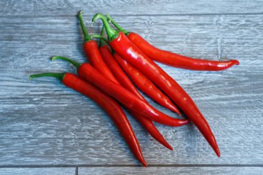  ahşap masa üzerinde kırmızı sıcak biber biber 