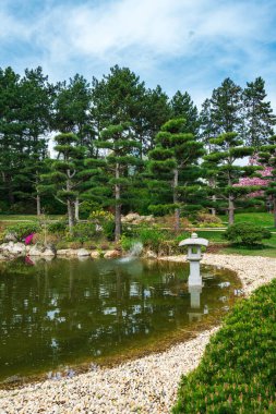  Japon bahçesinin ideal manzarası. Meditasyon için geleneksel Japon taş bahçesi. 