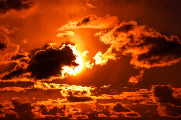 天空和太阳在高空的云彩中 夕阳西下 乌云笼罩夜空 — 图库照片