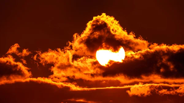 日没時の雲と美しいカラフルなオレンジ色の空 — ストック写真