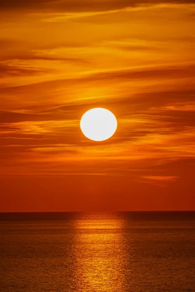 Fantástico Pôr Sol Sobre Oceano Sol Põe Sobre Mar Céu — Fotografia de Stock