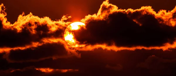 Schöne Bunte Orangefarbene Himmel Mit Wolken Bei Sonnenuntergang — Stockfoto