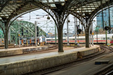 Köln, Almanya 17 Nisan 2021: Köln 'deki Ana Tren İstasyonu (Koeln), Almanya