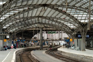 Köln, Almanya 17 Nisan 2021: Köln 'deki Ana Tren İstasyonu (Koeln), Almanya
