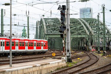 Köln, Almanya 17 Nisan 2021: Köln 'deki Ana Tren İstasyonu (Koeln), Almanya