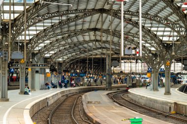 Köln, Almanya 17 Nisan 2021: Köln 'deki Ana Tren İstasyonu (Koeln), Almanya