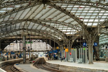 Köln, Almanya 17 Nisan 2021: Köln 'deki Ana Tren İstasyonu (Koeln), Almanya