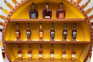 Erivan, Ermenistan 17 Mayıs 2022: Ararat alkolik içki standı. Ararat, Erivan Brandy Company tarafından 1887 yılından beri üretilen bir Ermeni brendisidir.